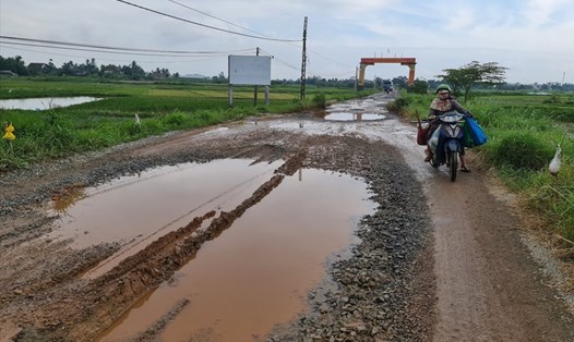 Nhà thầu Trung Quốc mượn đường dân sinh thi công cao tốc Đà Nẵng -  Quảng Ngãi chưa chịu hoàn trả. Ảnh: Thanh Chung