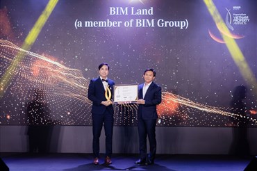 Ông Nguyễn Trường Hải - Tổng Giám đốc Saint-Gobain Việt Nam (phải) trao giải thưởng cho đơn vị thắng giải tại lễ trao giải thưởng Bất Động Sản Việt Nam lần thứ 7 năm 2021