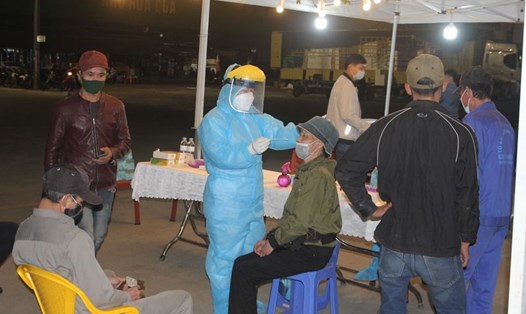 Ngành Y tế lấy mẫu người dân quận Hồng Bàng liên quan đến ổ dịch 100 ca. Ảnh: Cổng TTĐT Hải Phòng