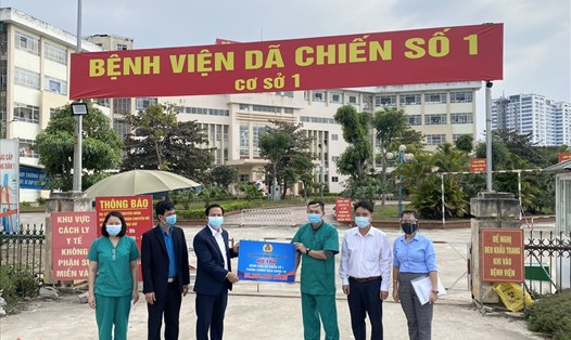 Ông Đỗ Ngọc Anh - Phó Chủ tịch Liên đoàn Lao động tỉnh Vĩnh Phúc (thứ 3 từ trái qua) trao tặng kinh phí tại Bệnh viện dã chiến số 1. Ảnh: Việt Dũng
