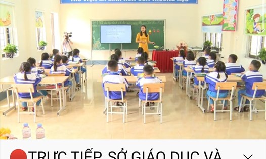 Tiết dạy tại điểm cầu Trường Tiểu học Cẩm Vịnh (huyện Cẩm Xuyên-Hà Tĩnh) được phát trực tiếp trên kênh YouTube. Ảnh: La Giang