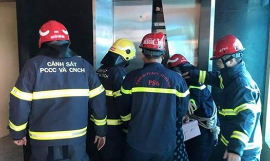Lực lượng cứu hộ đã đưa toàn bộ 38 người ra khỏi 2 thang máy mắc kẹt ở Đông Anh trong sự việc xảy ra cuối năm 2020.