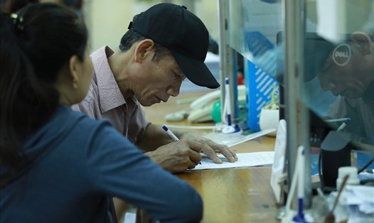 Người lao động giải quyết các thủ tục liên quan đến bảo hiểm xã hội. Ảnh minh hoạ Hải Nguyễn