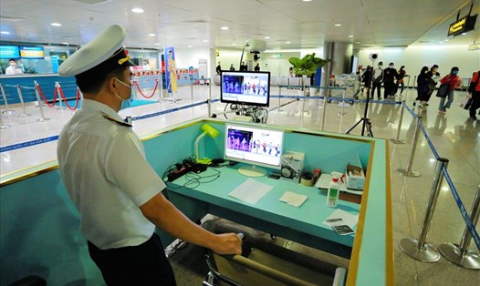 Tất cả hành khách nhập cảnh tại sân bay Tân Sơn Nhất đều được giám sát chặt chẽ thân nhiệt.  Ảnh: Anh Tú