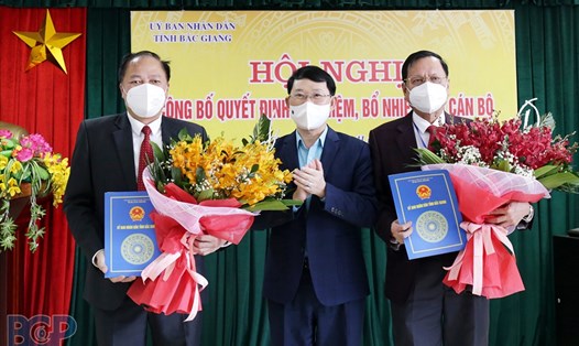 Chủ tịch UBND tỉnh Bắc Giang Lê Ánh Dương đã trao Quyết định bổ nhiệm ông Tạ Việt Hùng (trái). Ảnh: BGP.