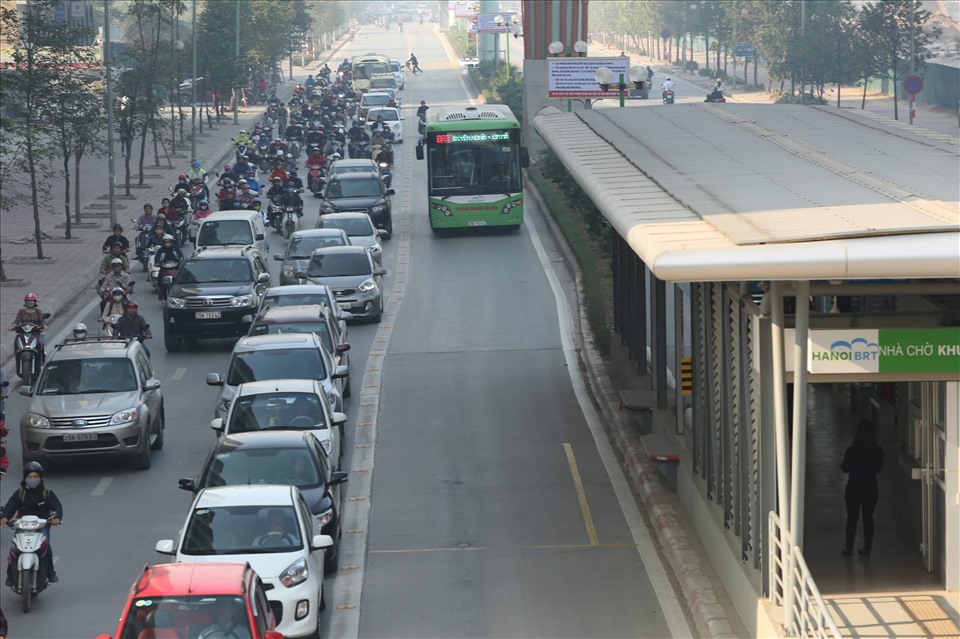 Một mình một đường nhưng BRT vừa tiêu tốn ngân sách vừa hoạt động không hiệu quả. Ảnh: Hải Nguyễn