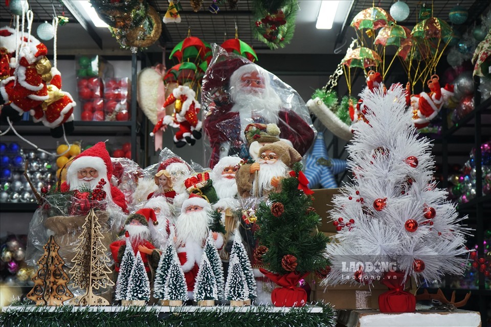 Những món đồ trang trí Giáng sinh. Ảnh: T.C