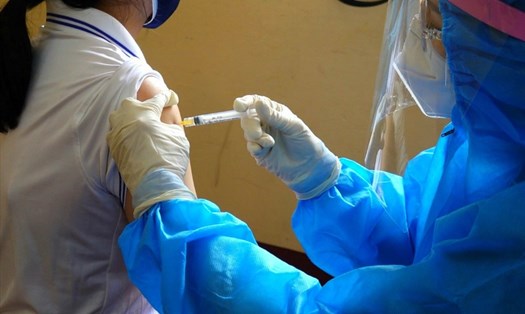 Theo đó, tỉnh Sóc Trăng sẽ kết thúc việc tiêm vaccine vào ngày 15.12.2021, nếu chưa được tiêm sẽ không được tham gia các hoạt động cộng đồng và đến những nơi công cộng. Ảnh: Bạch Cúc