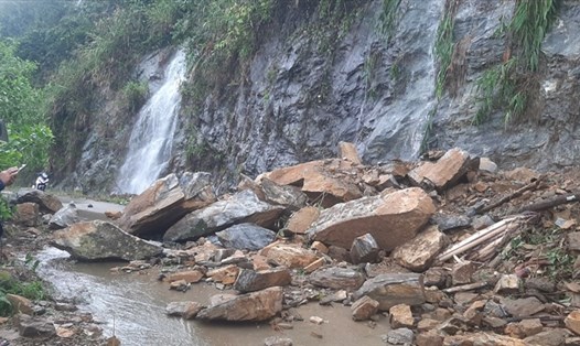 Mưa lớn kéo dài khiến đất đá tràn xuống đường ở huyện Nam Trà My. Ảnh: Hoàng Thọ