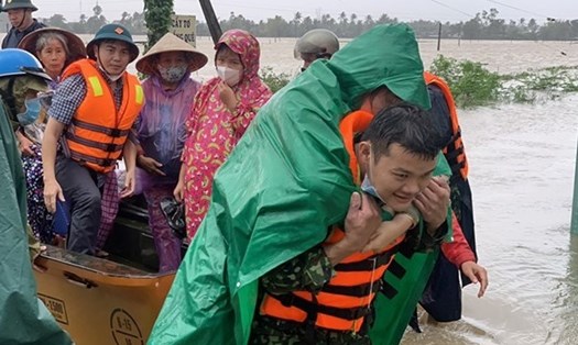 Mưa lũ dâng bất ngờ ở Phú Yên khiến 1 người chết, sơ tán hơn 11.000 người. Ảnh: Phương Linh