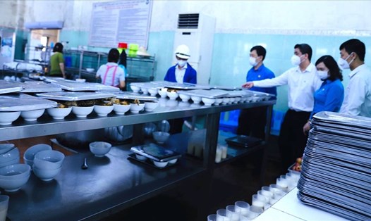 Đoàn công tác của Công đoàn Công nghiệp Hoá chất Việt Nam thăm quan bếp ăn phục vụ của công nhân thực hiện "3 tại chỗ". Ảnh: CĐCC