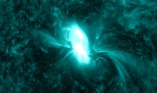 Lóa Mặt trời kết hợp với phun trào nhật hoa diễn ra hôm 1-2.11. Ảnh: NASA