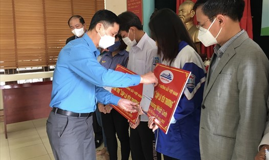 Lãnh đạo Công đoàn Đường sắt Việt Nam trao quà cho những chiếc lá chưa lành nhân dịp nhận hỗ trợ “Cặp lá yêu thương” tại Công ty Cổ phần Đường sắt Hà Ninh. Ảnh: Kiều Vũ
