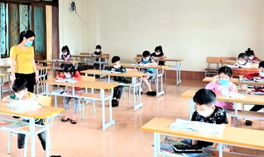 Lớp học "đặc biệt" tại khu cách ly COVID-19 huyện Tuyên Hóa. Ảnh: CTV