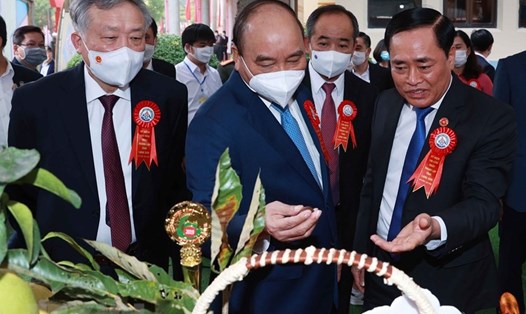 Chủ tịch nước Nguyễn Xuân Phúc và các đại biểu tham quan Triển lãm thành tựu kinh tế-xã hội tỉnh Lạng Sơn năm 2021. Ảnh: TTXVN.