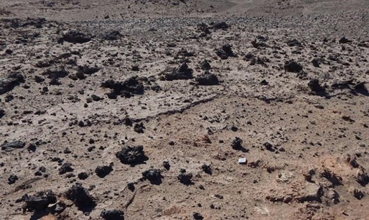 Sao chổi phát nổ khoảng 12.000 năm trước tạo ra thủy tinh silicat sẫm màu rải rác ở sa mạc Atacama, Chile. Ảnh: Đại học Brown