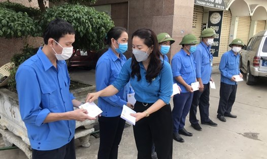 Phó Chủ tịch LĐLĐ tỉnh Nguyễn Thị Thu Nhi trao tiền hỗ trợ cho đoàn viên công đoàn gặp khó khăn do dịch bệnh. Ảnh: TT