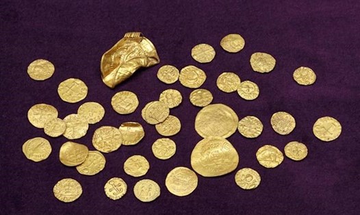 Kho tiền vàng cổ được khai quật ở Norfolk, Anh. Ảnh: Bảo tàng Anh
