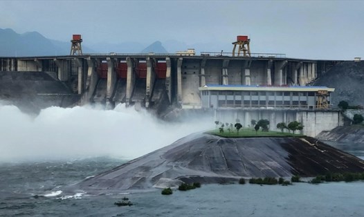 Thủy điện Tuyên Quang mở thêm cửa thứ 2 xả sâu điều tiết lũ. Ảnh: Bùi Xuân Tiến