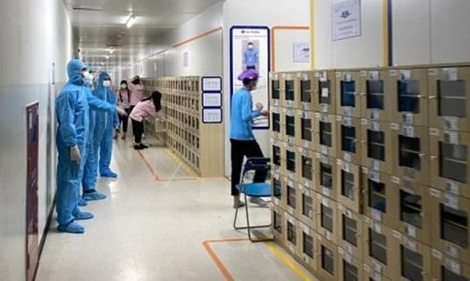 Công ty TNHH LG Display Việt Nam Hải Phòng triển khai phun khử khuẩn tại nơi làm việc của ca bệnh. Ảnh Cổng TTĐT huyện An Dương