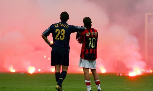 Một trong những hình ảnh tiêu biểu và ấn tượng nhất thể hiện sức nóng của trận derby Milan trong suốt chiều dài lịch sử. Ảnh: TL