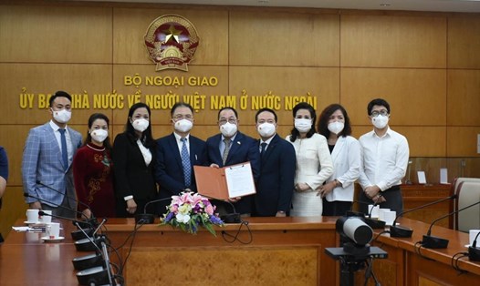 Lễ tiếp nhận viện trợ từ Hàn Quốc được tổ chức theo hình thức trực tuyến ngày 5.11. Ảnh: Ủy ban Nhà nước về người Việt Nam ở nước ngoài