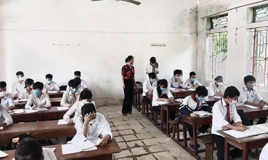 Học sinh Trường THCS Đặng Dung (xã Tùng Lộc, huyện Can Lộc, tỉnh Hà Tĩnh) học trực tiếp tại trường thời điểm tình hình dịch COVID-19 được kiểm soát tốt vào giữa tháng 9.2021. Ảnh: TT.