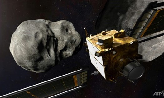 Hình minh họa tàu vũ trụ của sứ mệnh DART sắp sửa lao vào tiểu hành tinh Dimorphos để làm chệch hướng quỹ đạo của nó. Ảnh: AFP/NASA