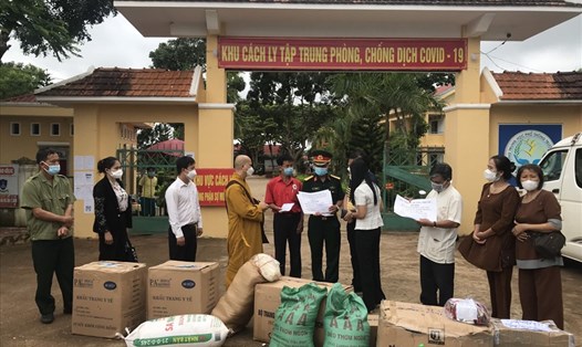 Đại đức Thích Quảng Phước và các phật tử trao quà hỗ trợ cho khu cách ly ở huyện Chư Sê. Ảnh: PG