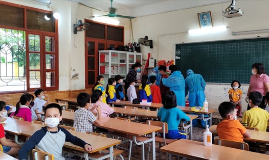 Cơ quan chức năng lấy mẫu xét nghiệm học sinh, giáo viên Trường tiểu học An Đồng. Ảnh CTV
