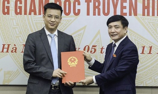 Chủ nhiệm Văn phòng Quốc hội Bùi Văn Cường trao Quyết định tiếp nhận và bổ nhiệm Tổng Giám đốc Truyền hình Quốc hội Việt Nam cho ông Lê Quang Minh. Ảnh: QH