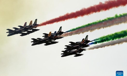 Đội nhào lộn trên không Frecce Tricolori biểu diễn trong buổi lễ kỷ niệm quốc gia Italia. Ảnh: Xinhua