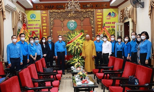 Đoàn Chủ tịch Tổng Liên đoàn Lao động Việt Nam chúc mừng Giáo hội Phật giáo Việt Nam nhân kỷ niệm 40 năm ngày thành lập (7.11.1981-7.11.2021). Ảnh: Hải Nguyễn