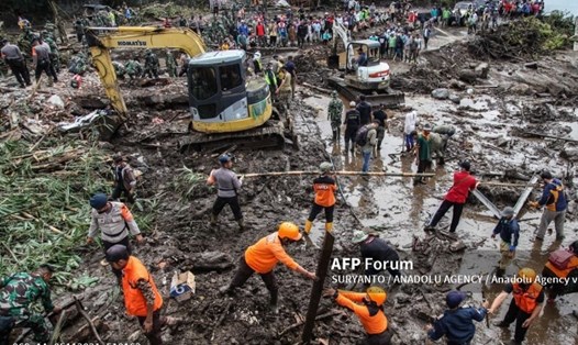Lực lượng cứu hộ cùng người dân địa phương dọn dẹp bùn đất ở Malang vào ngày 5.11.2021. Ảnh: AFP