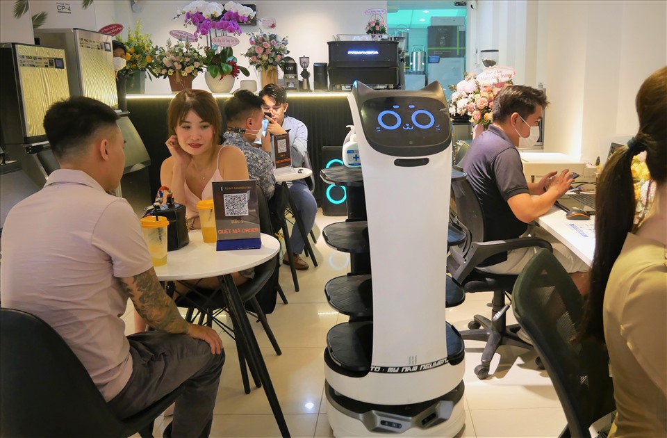 Robot phục vụ tận bàn lần đầu xuất hiện ở TPHCM