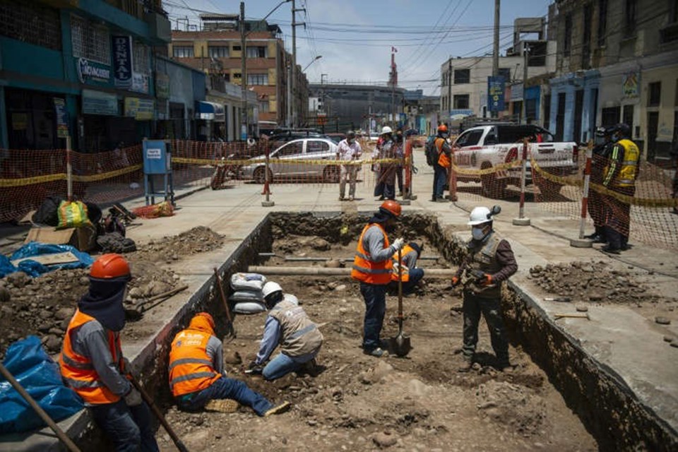 Công nhân đào đường ống dẫn khí ở Peru tìm thấy mộ cổ 2.000 năm tuổi
