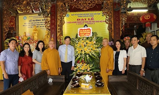 Phó Chủ tịch Thường trực UBND thành phố Lê Anh Quân tặng hoa chúc mừng Giáo hội Phật giáo Việt Nam thành phố. Ảnh Cổng TTĐT Hải Phòng