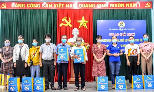 Liên đoàn Lao động quận Thanh Khê (Đà Nẵng) trao 350 gói “An sinh Công đoàn” cho đoàn viên, người lao động ở các Công đoàn cơ sở trực thuộc. Ảnh: Phương Trà
