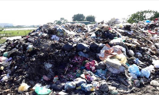 Khói và rác gây ô nhiễm môi trường tại xã Hữu Bằng, huyện Thạch Thất, Hà Nội. Ảnh: Thắng Lâm