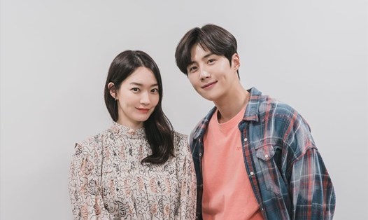 Shin Min Ah và Kim Seon Ho dẫn đầu bình chọn cặp đôi phim truyền hình đẹp nhất 2021. Ảnh: tvN.