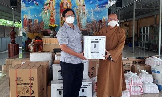 Ông Nguyễn Văn Hòa, Chủ tịch MTTQVN tỉnh Bạc Liêu tiếp nhận hàng hóa, trang thiết bị từ Giáo hội Phật giáo tỉnh Bạc Liêu. Ảnh: Nhật Hồ