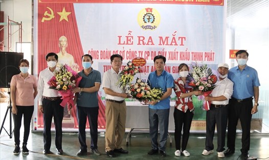 Lãnh đạo LĐLĐ tỉnh Thái Bình và UBND huyện, Công đoàn huyện Đông Hưng tặng mũ bảo hiểm và trao quà cho các đoàn viên tại lễ ra mắt thành lập công đoàn cơ sở Công ty TNHH You Jun. Ảnh: B.M