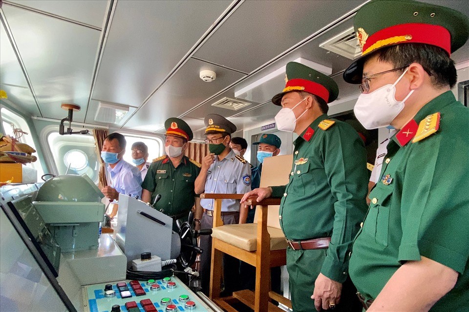 Đoàn đại biểu Bộ CHQS tỉnh tham quan buồng lái cùng các trang thiết bị hiện đại trên tàu. Ảnh: BCHQS