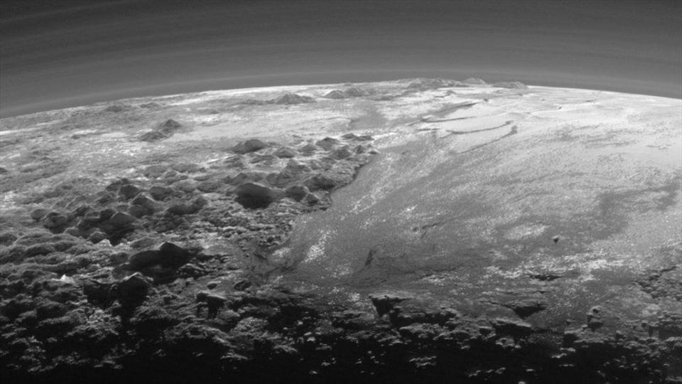 Các lớp trong bầu khí quyển của sao Diêm Vương. Ảnh: NASA