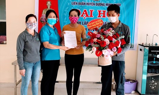 Bà Thái Thị Bích Thủy – Phó Chủ tịch Liên đoàn Lao động huyện trao quyết định thành lập CĐCS cho Ban Chấp hành. Ảnh: LĐLĐ Tây Ninh cung cấp