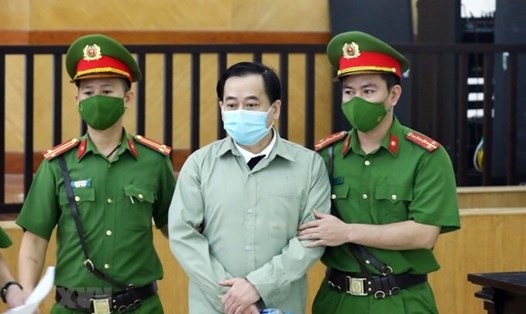 Bị cáo Phan Văn Anh Vũ (giữa) tại phiên toà sơ thẩm. Ảnh: TTXVN