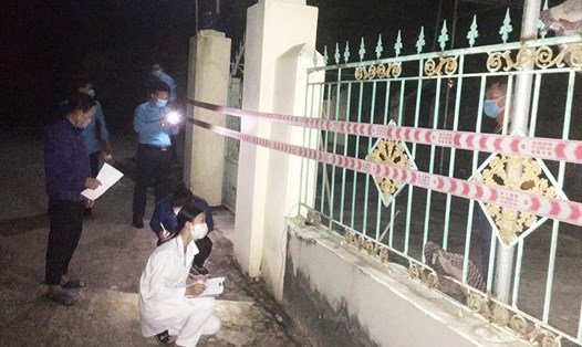 Các lực lượng chức năng phường Phương Đông, TP.Uông Bí truy vết các trường hợp liên quan đến các F0, F1 trong đêm 5.11. Ảnh: Việt Hoa