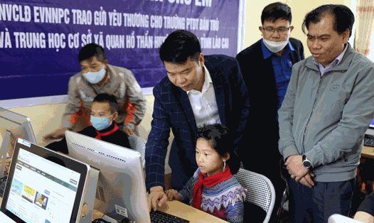 Ông Trịnh Quang Minh - Chủ tịch Công đoàn EVNNPC hướng dẫn học sinh sử dụng máy tính. Ảnh: CĐCC