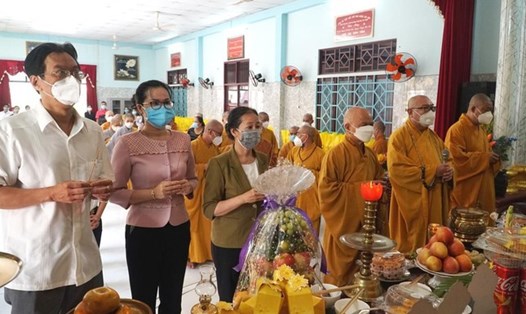 Niệm hương cầu nguyện các hương linh tử vong trong đại dịch COVID-19 trên địa bàn huyện Hóc Môn. Ảnh: TTPG