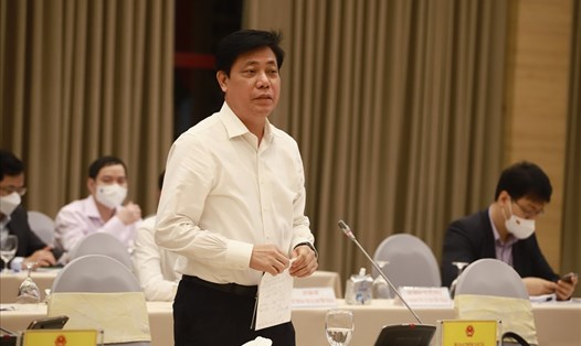 Thứ trưởng Bộ Giao thông vận tải Nguyễn Ngọc Đông thông tin tại họp báo. Ảnh T.Vương